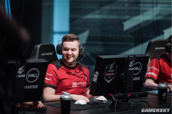 面交由三位 面交由三位