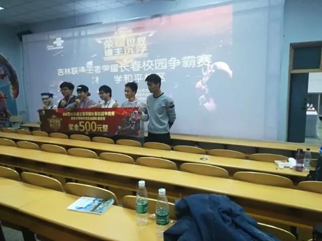 边无奈地说